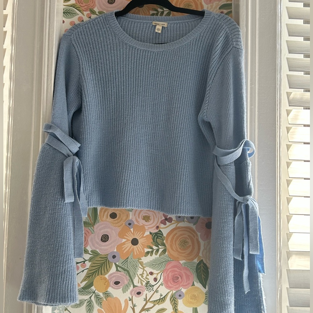 URBAN OUTFITTERS BLUE SWEATER! Size M